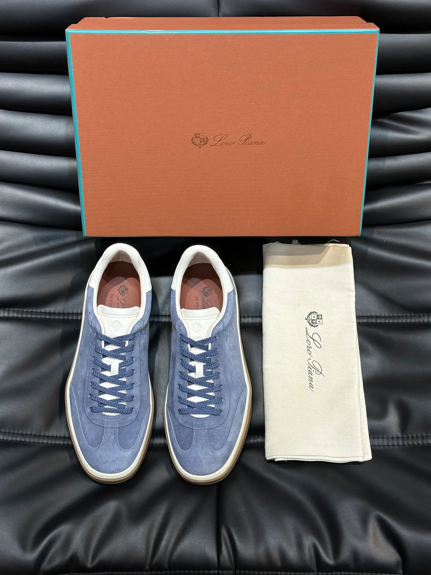 p420 Men's Shoes New 🆕Lp Old Money Style Men's Low-top Casual Tennis Shoes Loro Piana's high-end series has launched sports shoe styles made of soft cowhide. The breathable properties and flexible texture of natural materials make the sneakers both functional and comfortable. The high-quality metal-free tanning and tumble process highlights the natural texture of the leather, while the camel-colored sole and white rubber trim create a double-layer sole effect, making it an everyday shoe that can easily create a lazy and casual style! Size: 39-44 (45, 46 customized